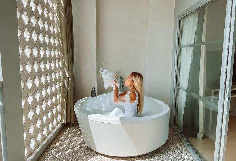 جناح جونيور مزوَّد بتراس, Ramada By Wyndham Phuket Deevana