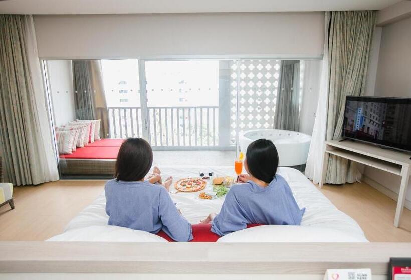 테라스 주니어 스위트, Ramada By Wyndham Phuket Deevana