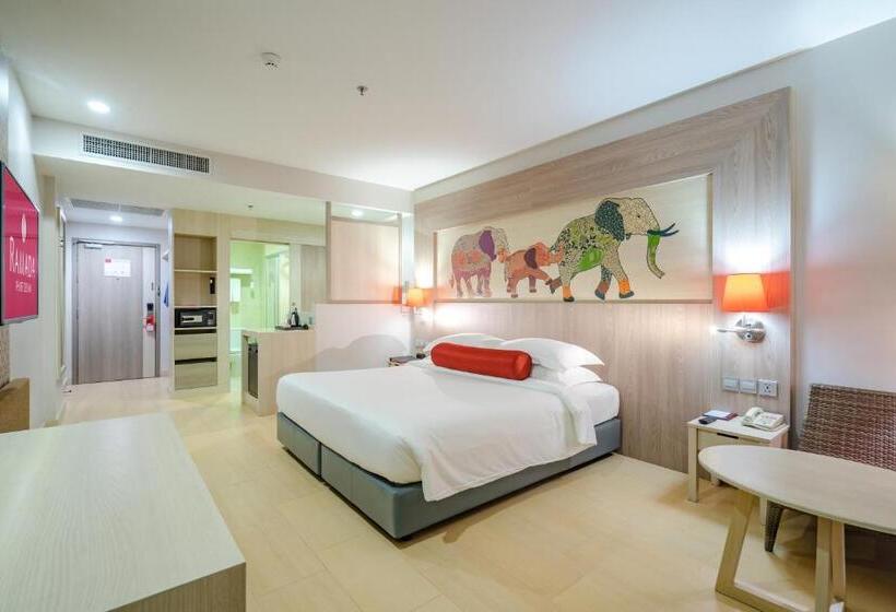 带阳台的豪华间, Ramada By Wyndham Phuket Deevana