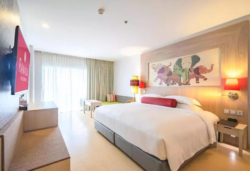 プールビューのプレミアムルーム, Ramada By Wyndham Phuket Deevana