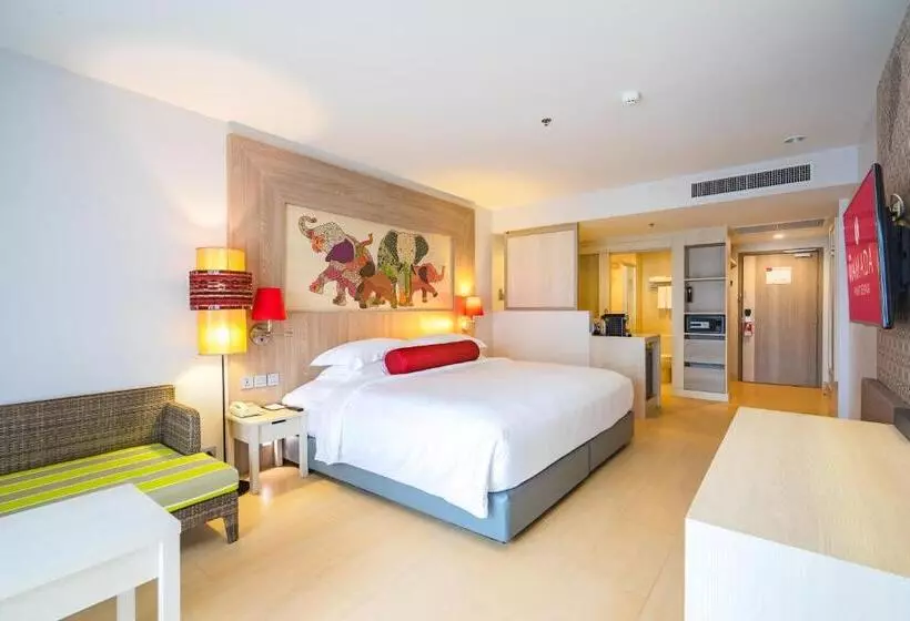 プールビューのプレミアムルーム, Ramada By Wyndham Phuket Deevana