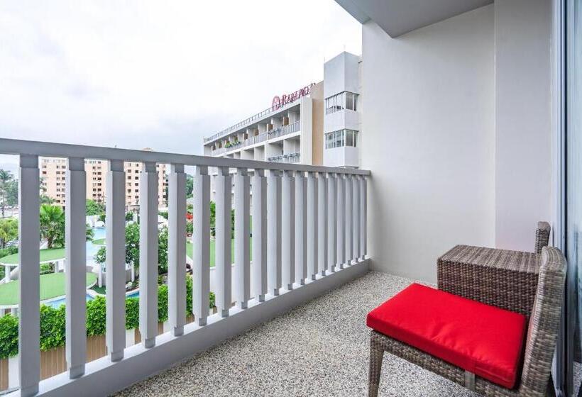 带泳池景观的优质房间, Ramada By Wyndham Phuket Deevana