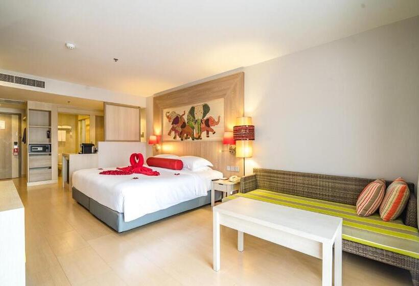 带泳池景观的优质房间, Ramada By Wyndham Phuket Deevana