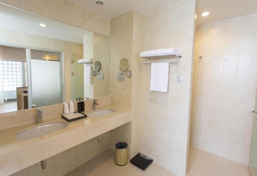 Полулюкс Одноместный с Террасой, Ramada By Wyndham Phuket Deevana