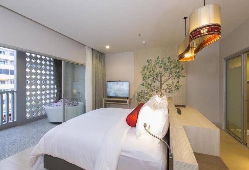 테라스 주니어 스위트, Ramada By Wyndham Phuket Deevana