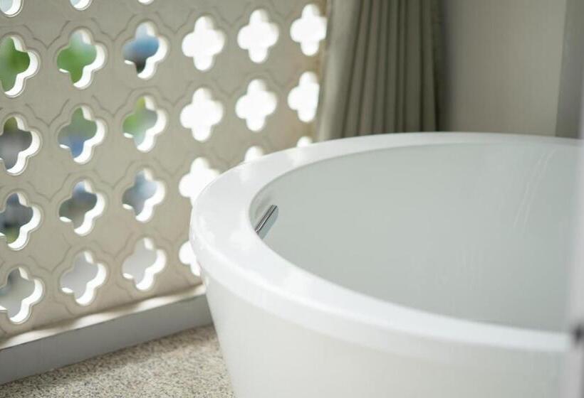 Полулюкс Одноместный с Террасой, Ramada By Wyndham Phuket Deevana