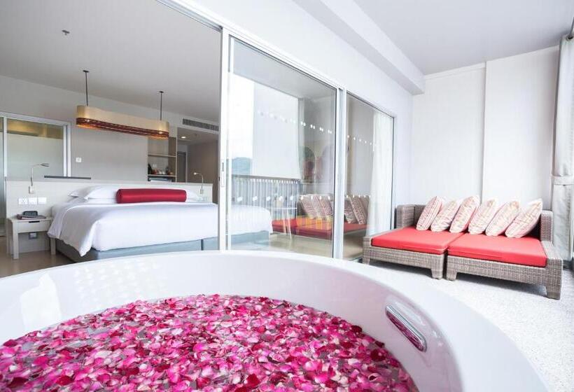 带露台的小型套房, Ramada By Wyndham Phuket Deevana