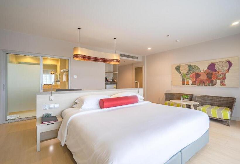 带露台的小型套房, Ramada By Wyndham Phuket Deevana