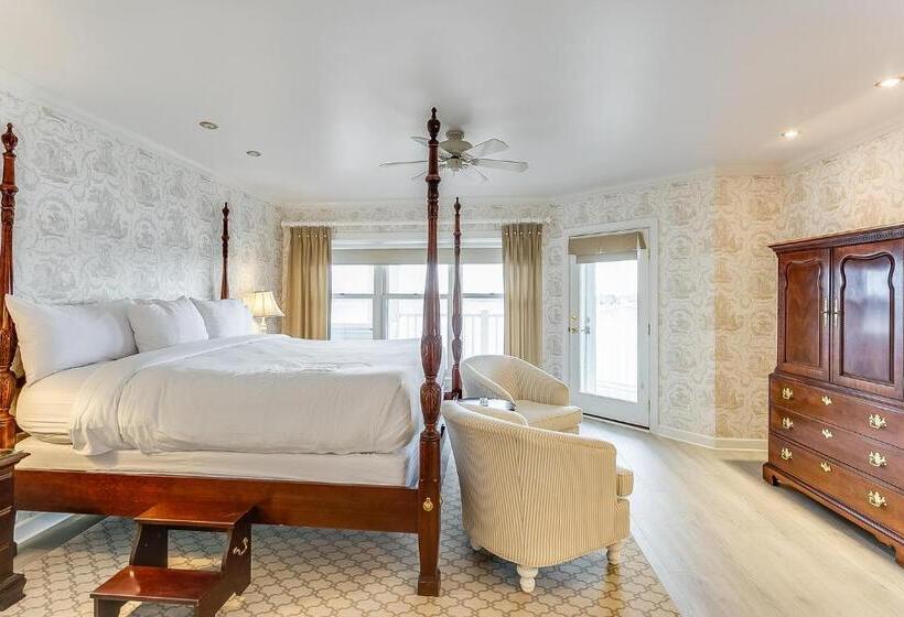 Suite with lake view, The Geneva Inn