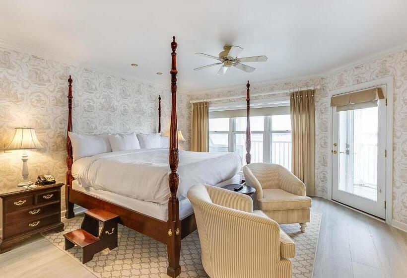 Suite with lake view, The Geneva Inn