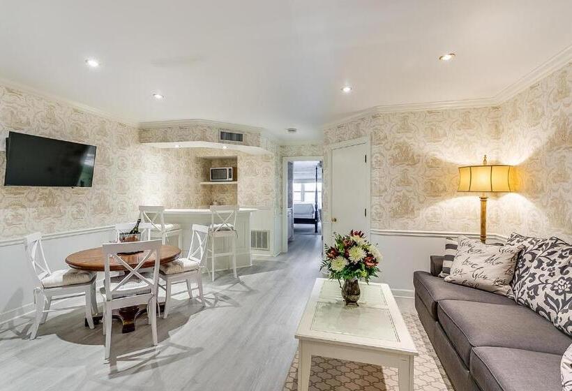 Suite with lake view, The Geneva Inn