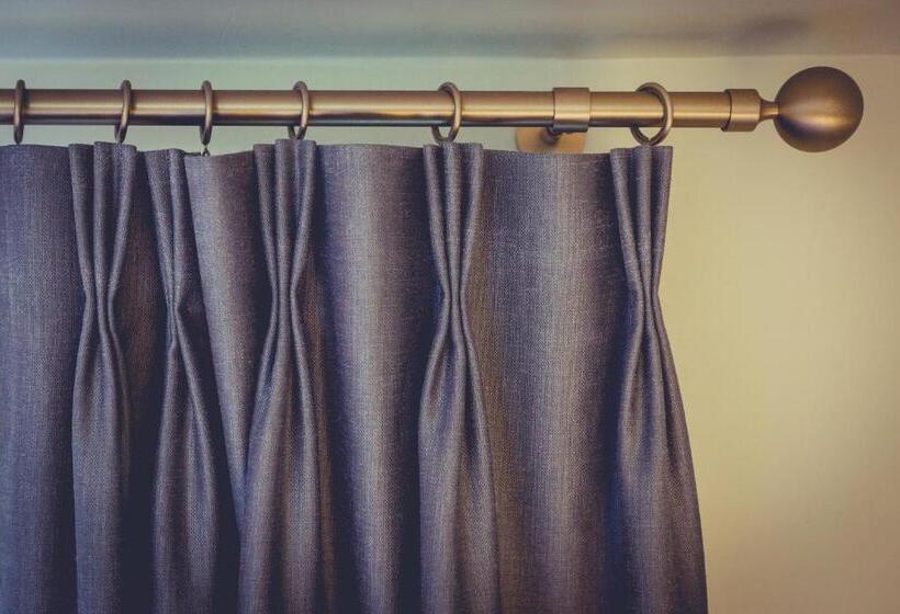 غرفة قياسية سرير كينج, Lia