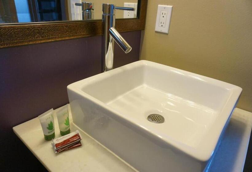 غرفه قياسيه سريرين مزدوجين, Lia