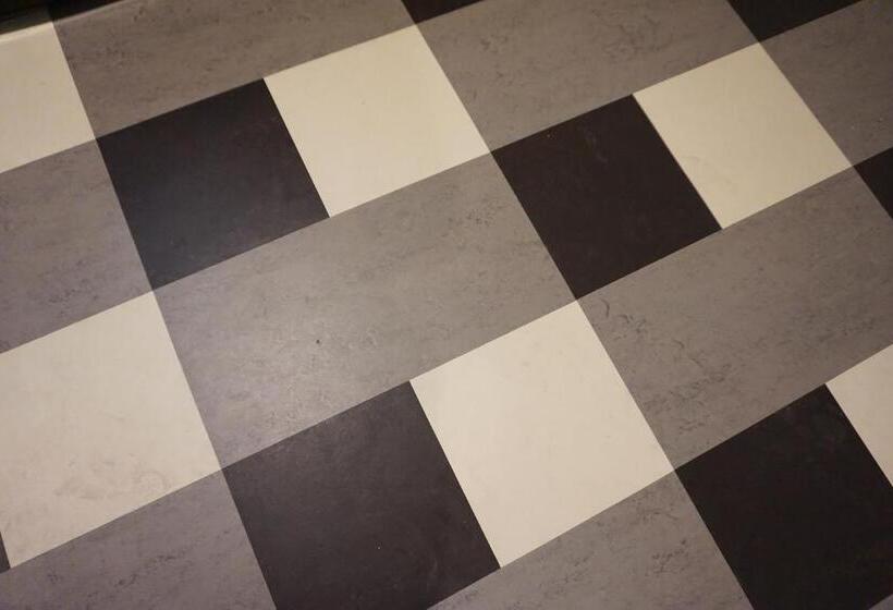 غرفه قياسيه سريرين مزدوجين, Lia