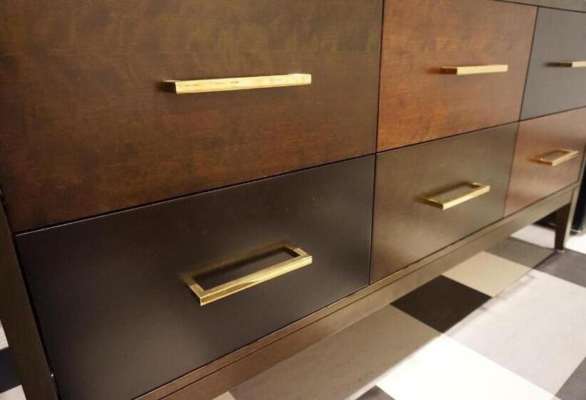 غرفة قياسية سرير كينج, Lia