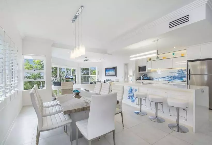 3 Bedroom Deluxe Apartment Sea View, The Lookout Resort Noosa