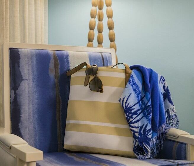 اتاق استاندارد با چشم‌انداز استخر, Loews Sapphire Falls Resort at Universal Orlando