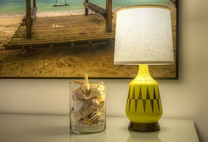 اتاق استاندارد با چشم‌انداز استخر, Loews Sapphire Falls Resort at Universal Orlando