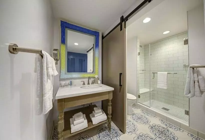 プールビュースタンダードルーム, Loews Sapphire Falls Resort at Universal Orlando