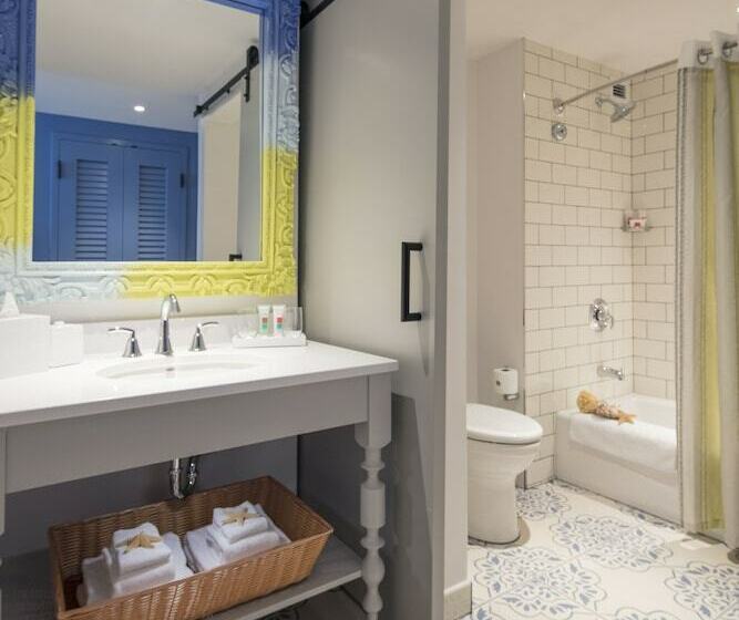 اتاق استاندارد با چشم‌انداز استخر, Loews Sapphire Falls Resort at Universal Orlando