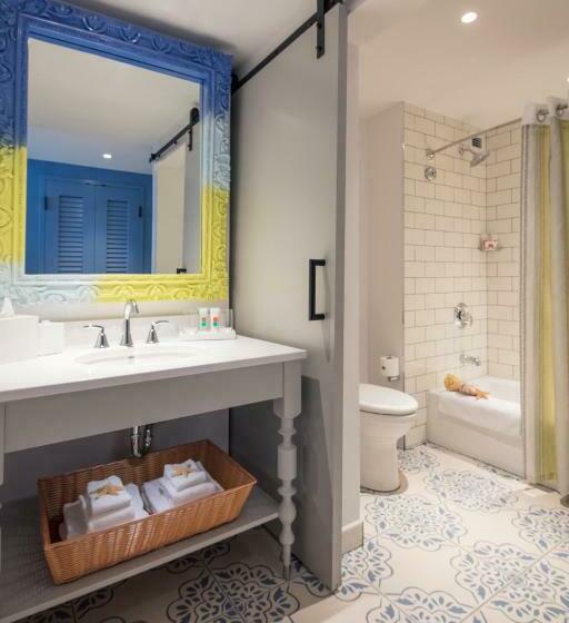 سوئیت با تخت بزرگ, Loews Sapphire Falls Resort at Universal Orlando