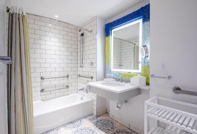 اتاق استاندارد برای معلولان, Loews Sapphire Falls Resort at Universal Orlando