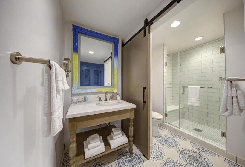 اتاق استاندارد برای معلولان, Loews Sapphire Falls Resort at Universal Orlando