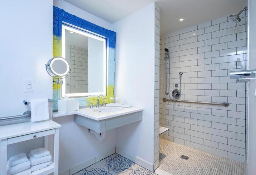 اتاق استاندارد برای معلولان, Loews Sapphire Falls Resort at Universal Orlando