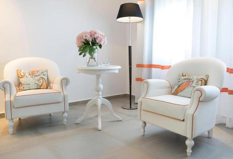 شقة لشخصين مزود بحمام سباحة, Avaton Luxury Beach Resort   Relais & Chateaux