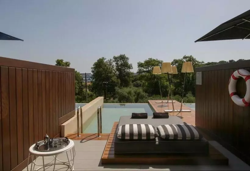 Juniorsviitti Uima-allas, Avaton Luxury Beach Resort Relais & Chateaux