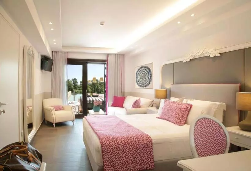 Juniorsviitti Uima-allas, Avaton Luxury Beach Resort Relais & Chateaux