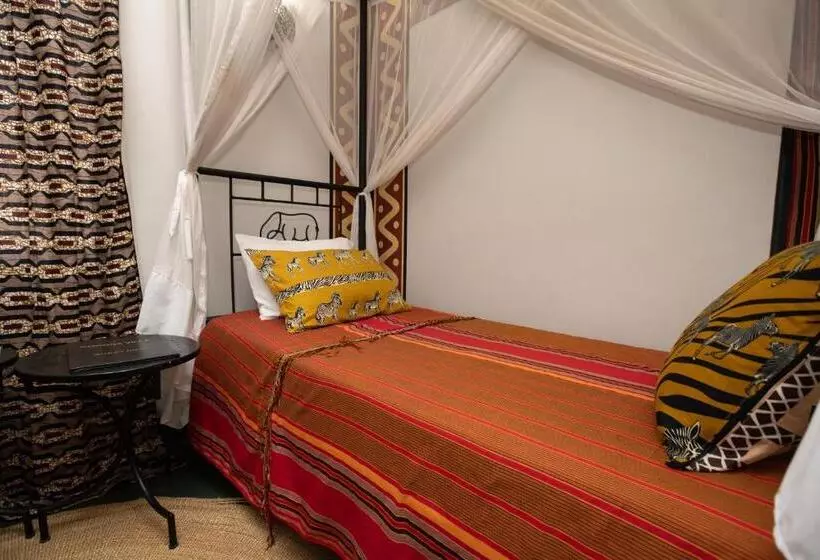 اتاق استاندارد سه نفره, Korona House