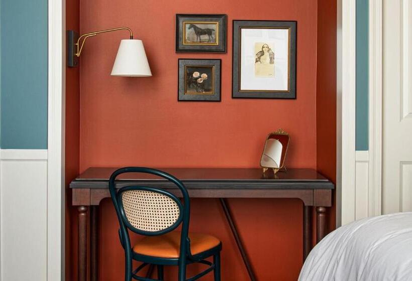 جناح مطل على المدينة, David Whitney, Autograph Collection