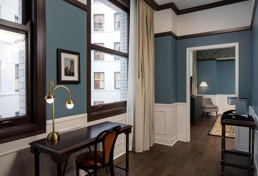 جناح مطل على المدينة, David Whitney, Autograph Collection