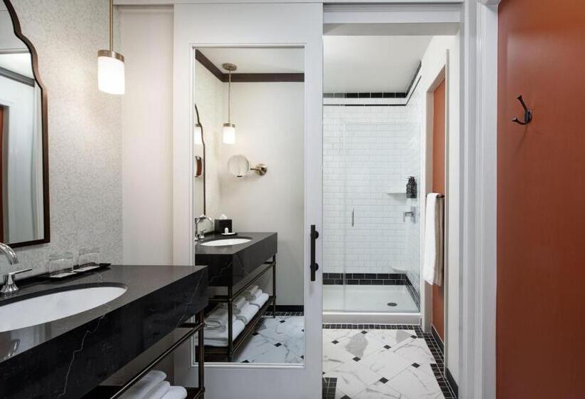 جناح مطل على المدينة, David Whitney, Autograph Collection