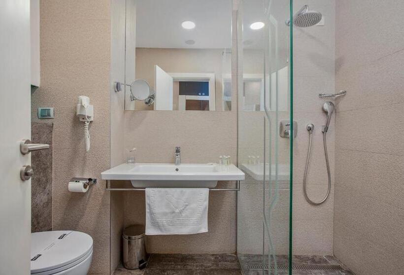 اتاق خانوادگی با چشم‌انداز دریا, Bracera