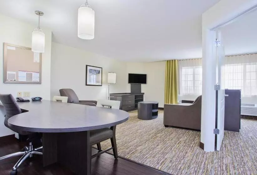 キングサイズベッドのスイートルーム, Candlewood Suites Fort Campbell   Oak Grove, An Ihg