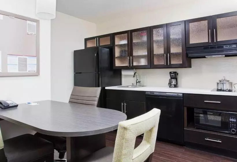 キングサイズベッドのスイートルーム, Candlewood Suites Fort Campbell   Oak Grove, An Ihg