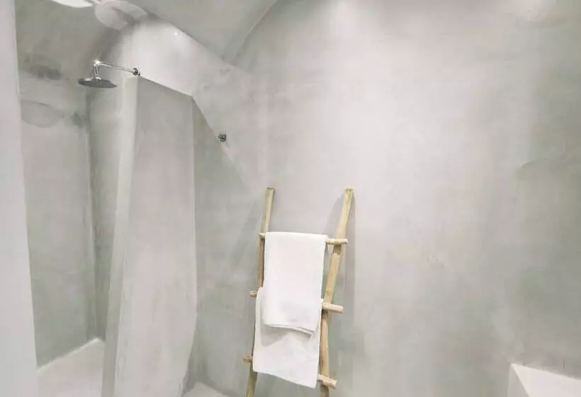 سوییت خانوادگی, Fira Cave Suites