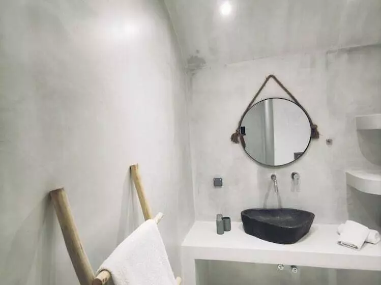 سوئیت سینیور, Fira Cave Suites