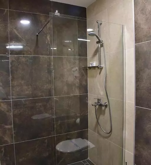 اتاق لوکس با چشم‌انداز استخر, Makpetrol Struga