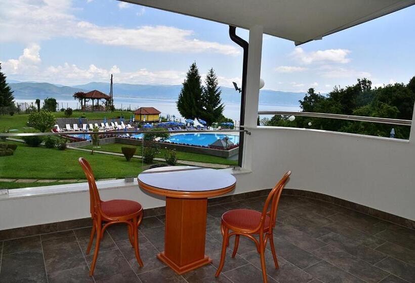 اتاق لوکس با چشمانداز استخر, Makpetrol Struga