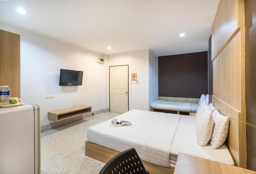 اتاق استاندارد سه نفره, The Fifth Residence