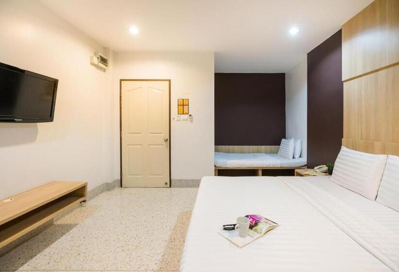 اتاق استاندارد سه نفره, The Fifth Residence