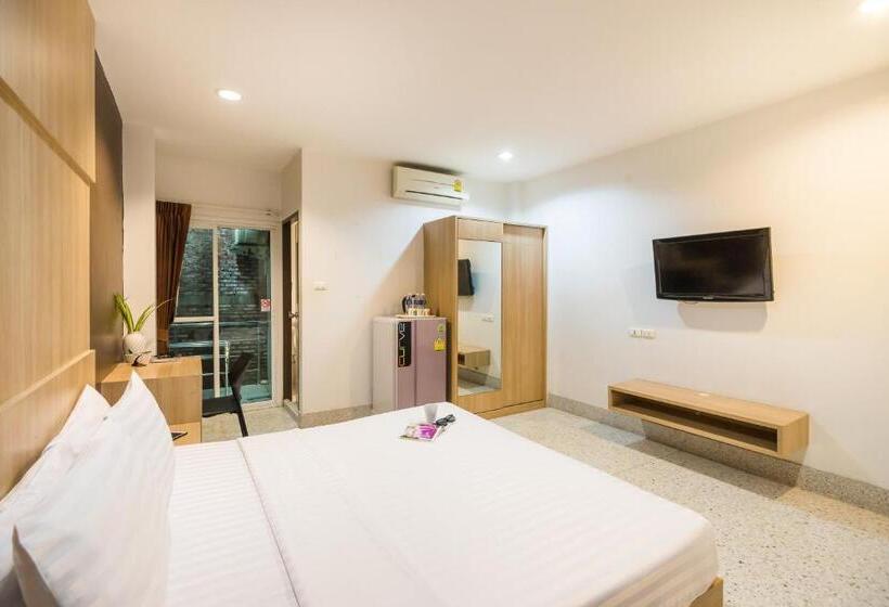 اتاق استاندارد سه نفره, The Fifth Residence