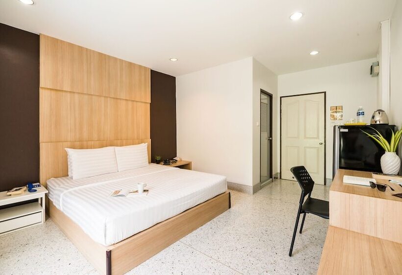 اتاق سوپریور, The Fifth Residence