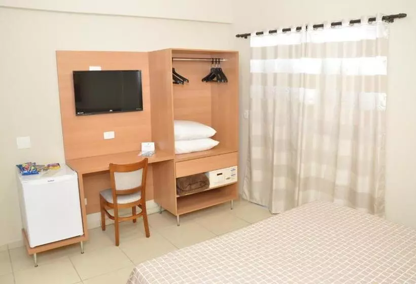 Standard Kolmen Hengen Huone, Lotus Hotel à 6 Km Do Santuário De Aparecida Sp
