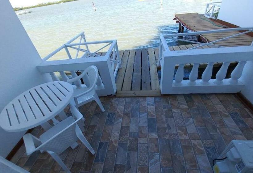 اتاق اکونومی, Fisherman S Inn