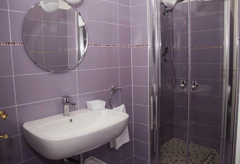 Standard Trippelrum, La Nana Gialla