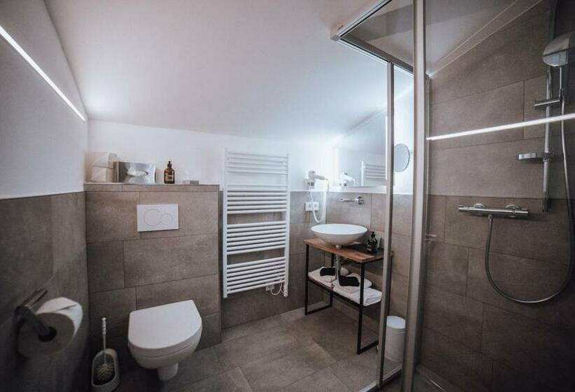 اتاق پرمیوم, Haus Jausern